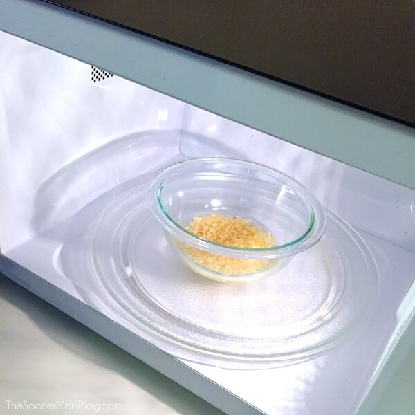 How to cook garlic in the microwave