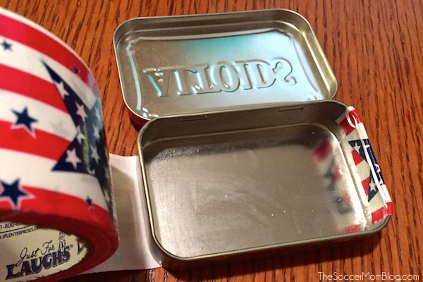 Just the right size for all of your travelers to pack their Road Trip essentials! A fun and easy Altoids tin craft. #RoadTripHacks #Randalls #ad