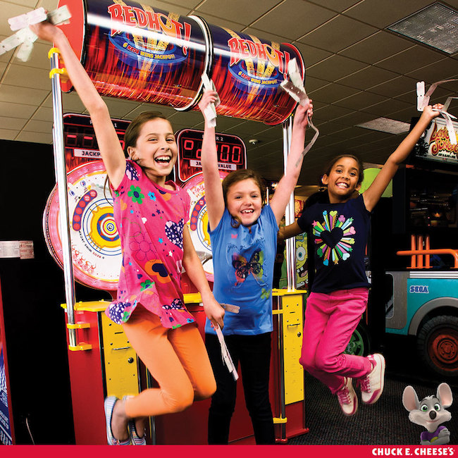 Planning a birthday party doesn't have to be stressful! See our plan for a worry free party with no clean-up! #chuckecheese #ad
