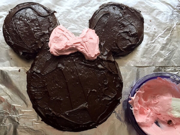 Lots of fun and easy ideas for a frugal Minnie Mouse birthday party for kids - birthday cake, decorations, goodie bags, and tips to keeps costs low!