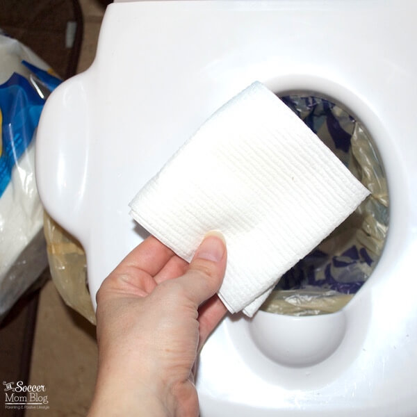 Potty training cleaning has never been easier! This time-saving trick is practically mess-free and keeps your hands clean!