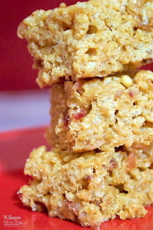 The PERFECT combination of sweet & salty -- Bacon Peanut Butter Rice Krispie Treats are an EASY crowd-pleasing NO BAKE dessert!