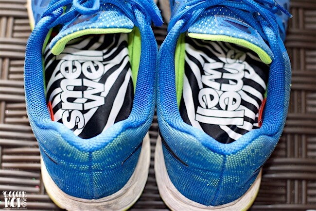 How to get rid of shoe odor the EASY way - WITHOUT messy powders or chemical sprays! Two steps to get rid of bacteria and freshen those stinky shoes.