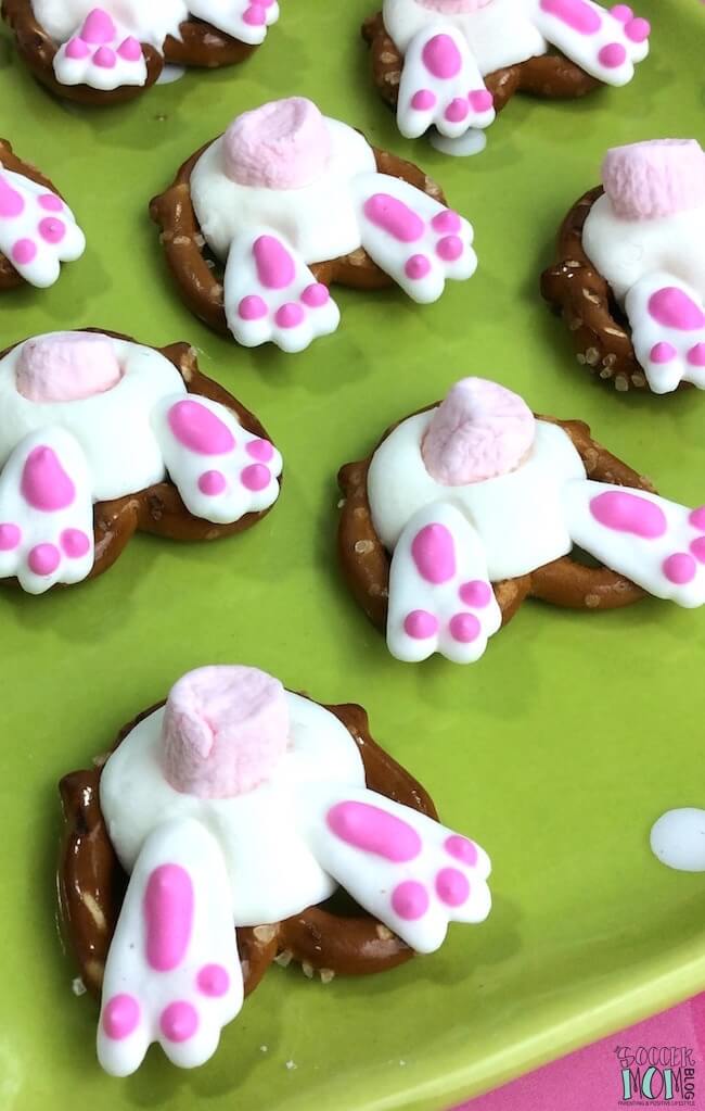 An easy Easter recipe that kids of all ages can help make - Bunny Butt Pretzels are adorable and delicious! Perfect for holiday parties or dessert gifts.