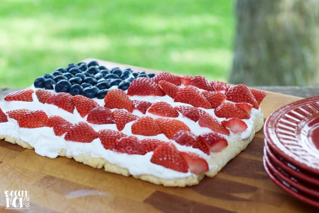 Only 4 ingredients! This patriotic American Flag Fruit Pizza is perfect for a 4th of July or Memorial Day party. (Psst...it's gluten free & dairy free too)