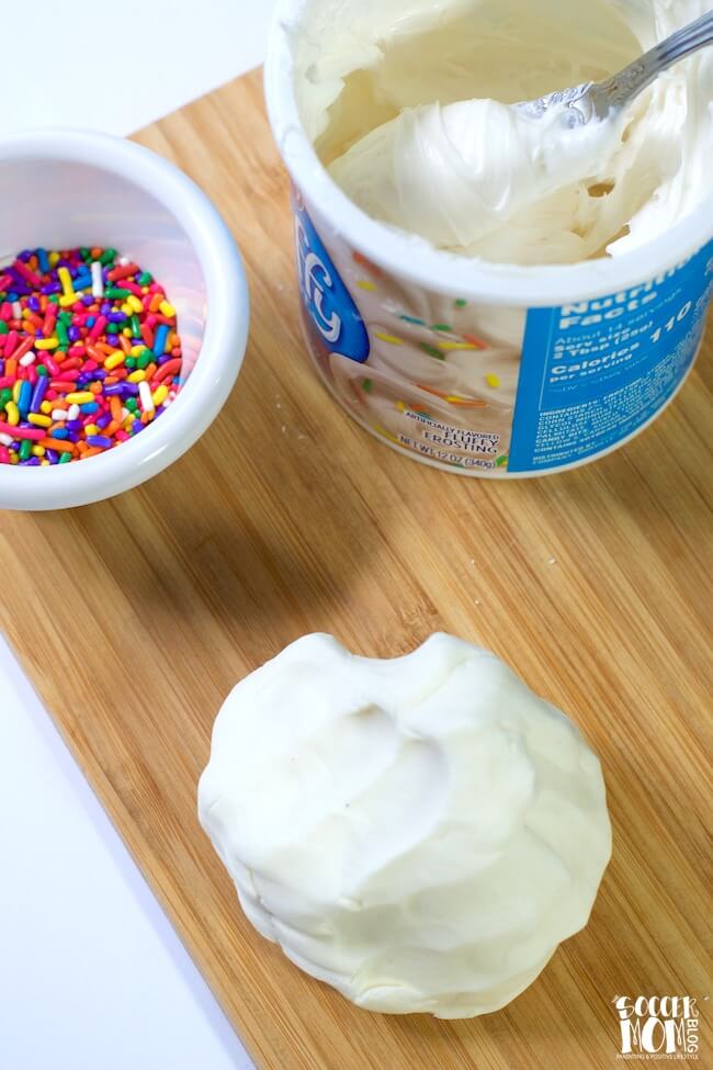How to make edible play dough with frosting! 