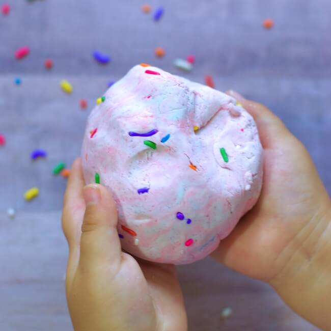 Ten kolorowy, pachnący, jadalny, niesamowity przepis na ciasto do zabawy z kupą jednorożca jest sensorycznym doświadczeniem, które twoje dzieci pokochają!