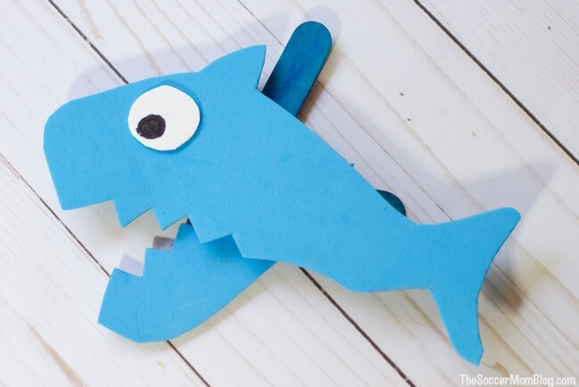 Get ready for Shark Week with this Chompin' Shark Puppet! An easy (and safe) foam craft for kids. Real chomping action for tons of fun!