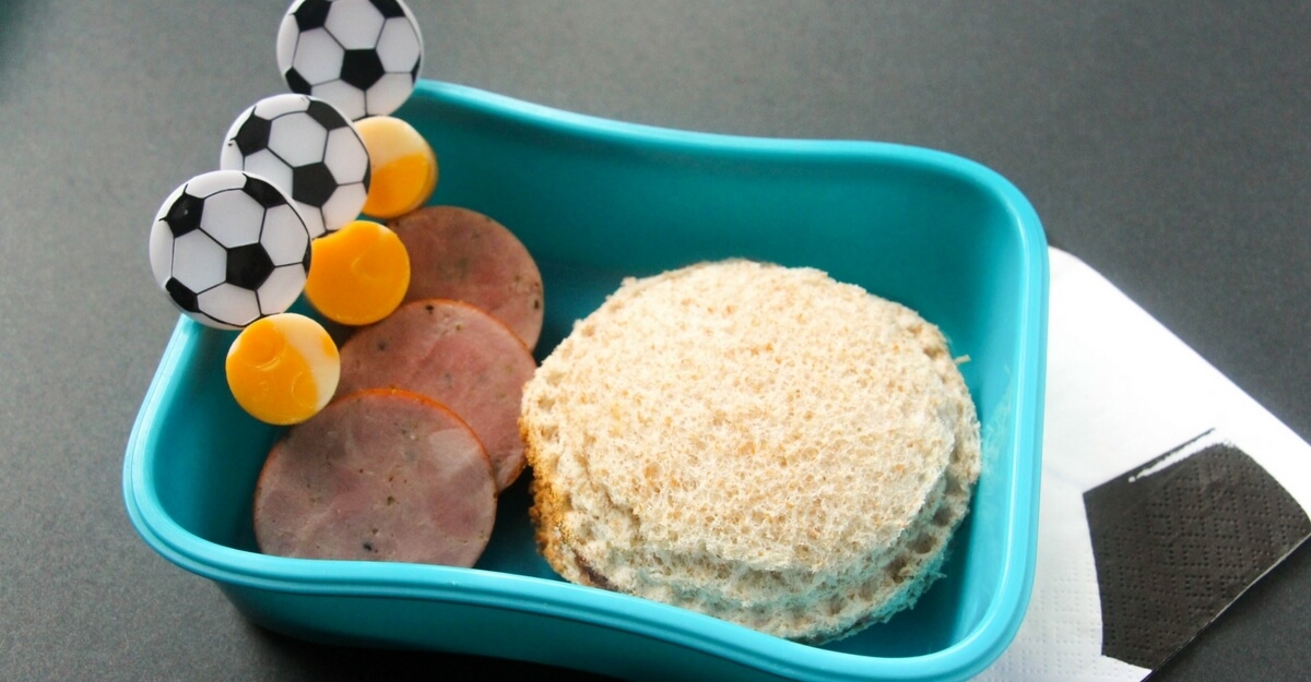 An easy and healthy soccer themed kids lunch that's a guaranteed hit with little fútbol fans! Ready in minutes & provides lasting energy for the school day.
