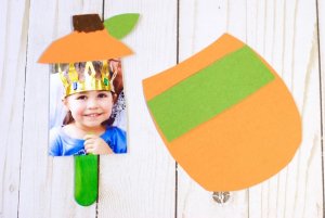 Super cute kid-made pop-up photo pumpkin card that's perfect for Fall holidays - Thanksgiving & Halloween. Free printable pattern!