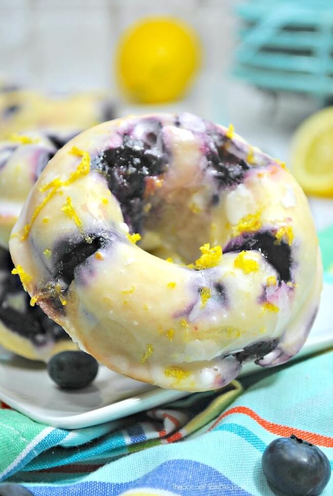How to make baked lemon donuts with fresh blueberries