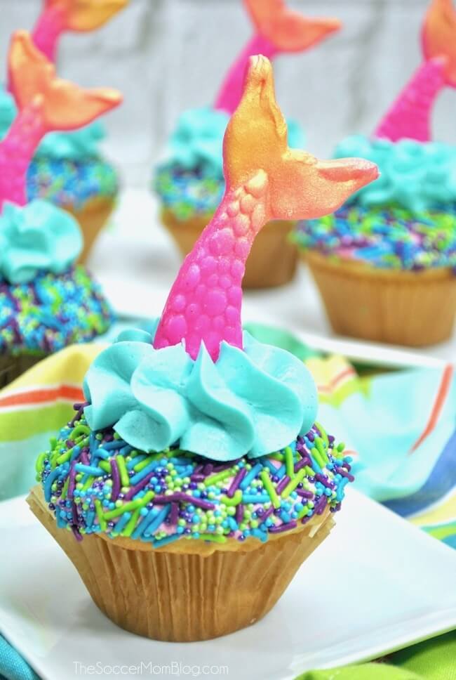 Tyto bláznivě roztomilé cupcaky s mořskou pannou jsou virálním party trendem léta! Tady je návod, jak si je vyrobit (snadným způsobem) doma. 