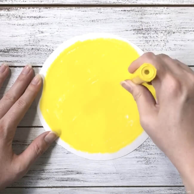 Drawing a yellow circle with paint markers
