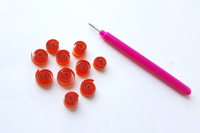 How to make quilled strips with a quilling tool