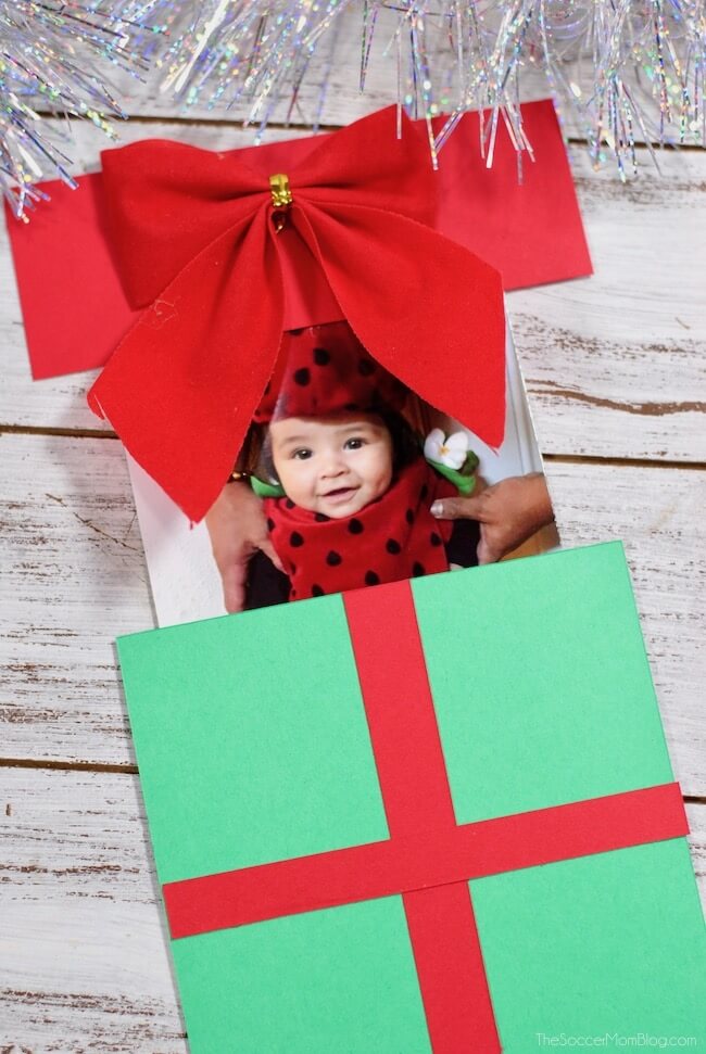 How to make this super-easy cute Christmas Present Pop-Up Card, with a free printable template.