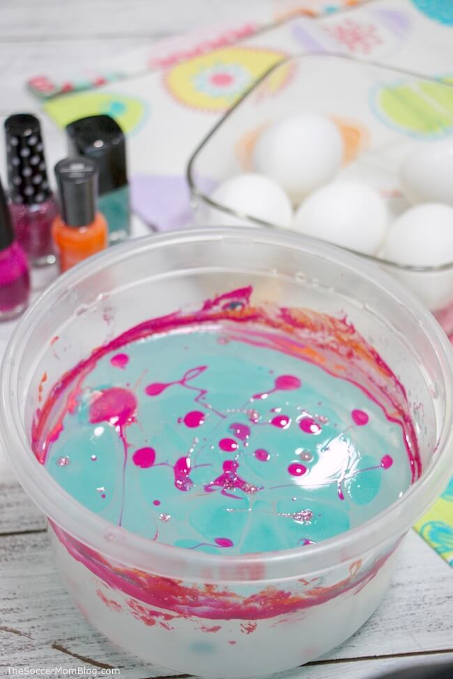 How to make marbled Easter eggs with nail polish