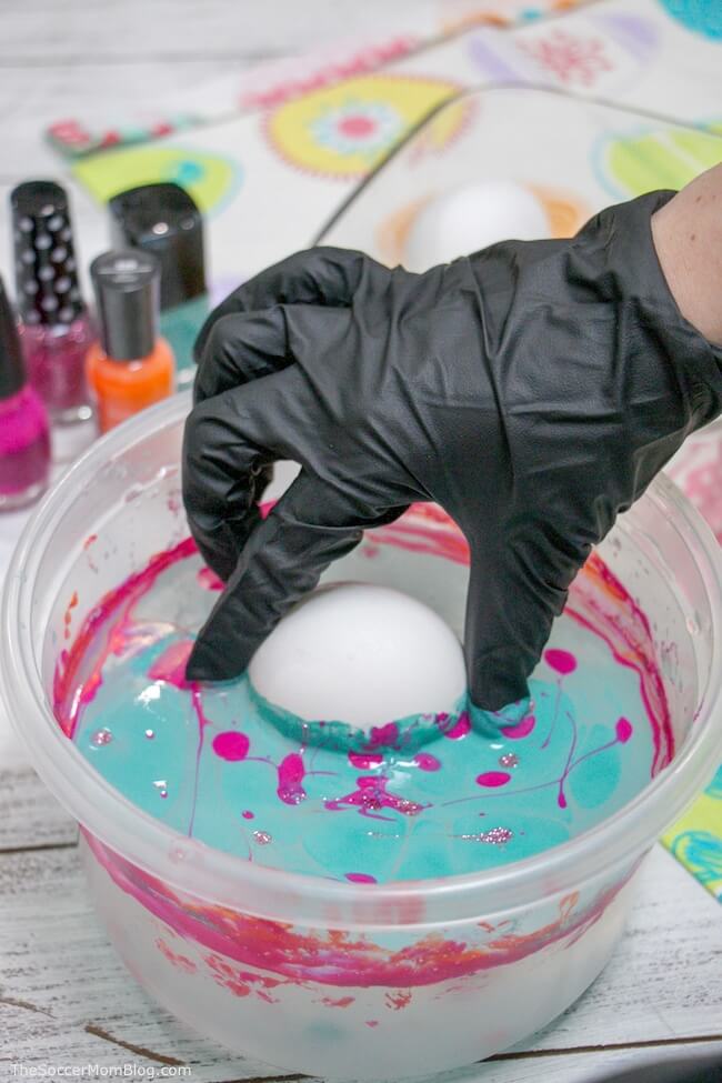 How to make marbled Easter eggs with nail polish