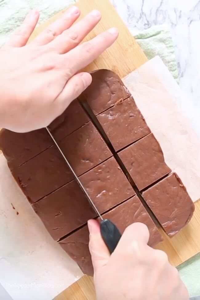 cutting Nutella fudge into squares