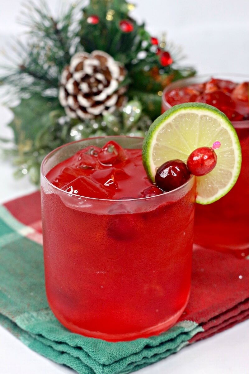 Christmas margaritas with cranberry and lime