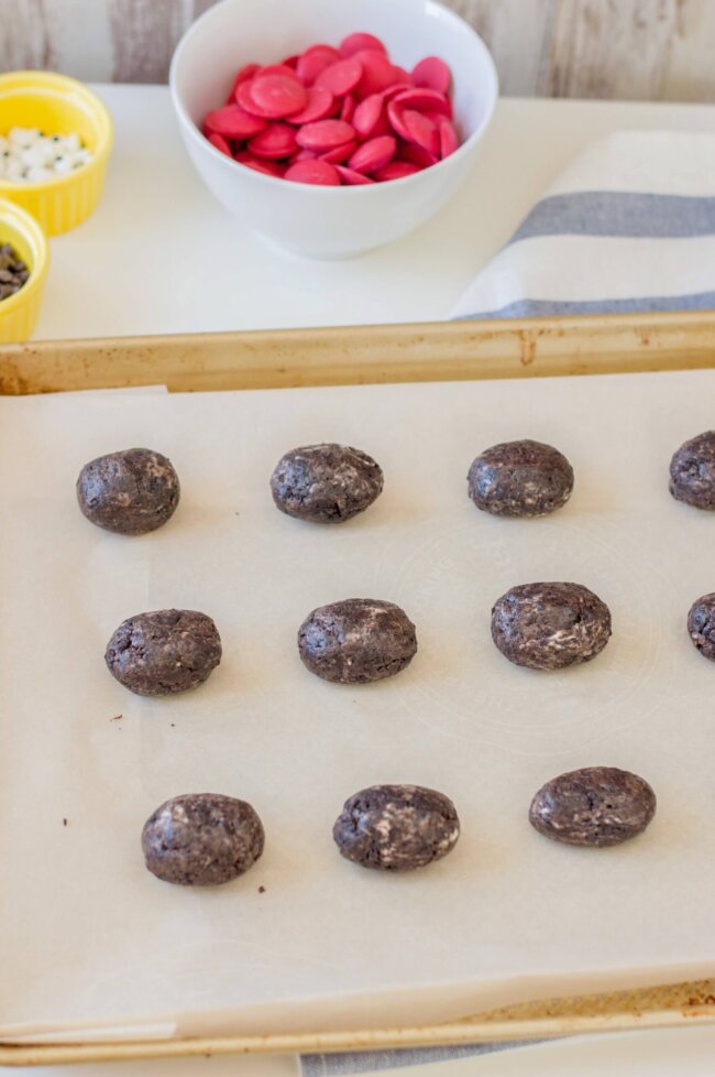 These adorable Ladybug Oreo Truffles are a sweet treat that's perfect for the love bug in your life!