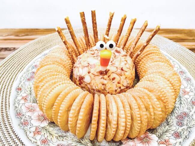 cheeseball made to look like a Thanksgiving turkey