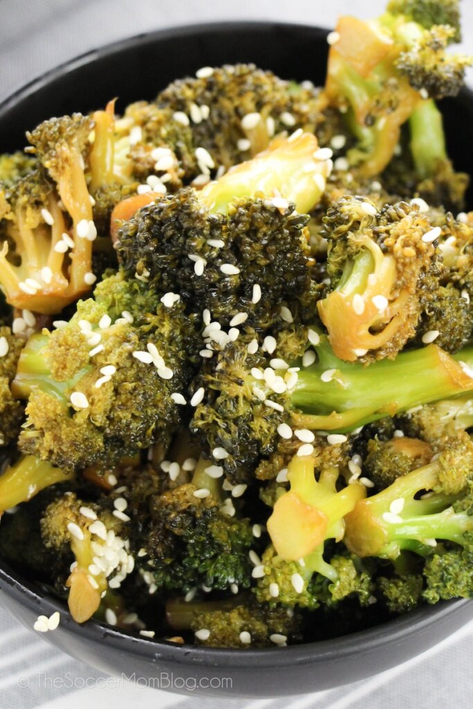 broccoli with garlic sauce and sesame seeds
