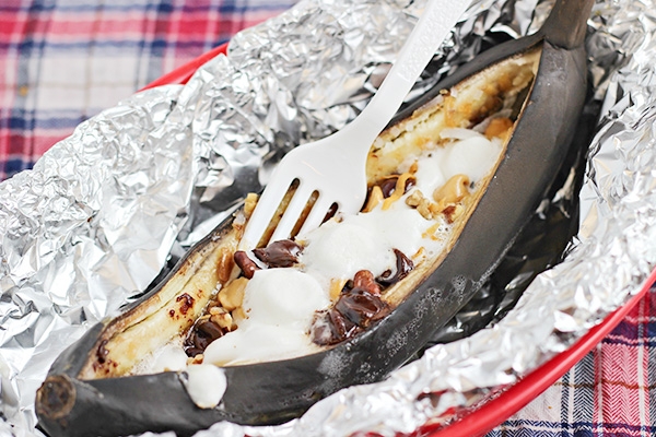 grilled banana with dessert toppings