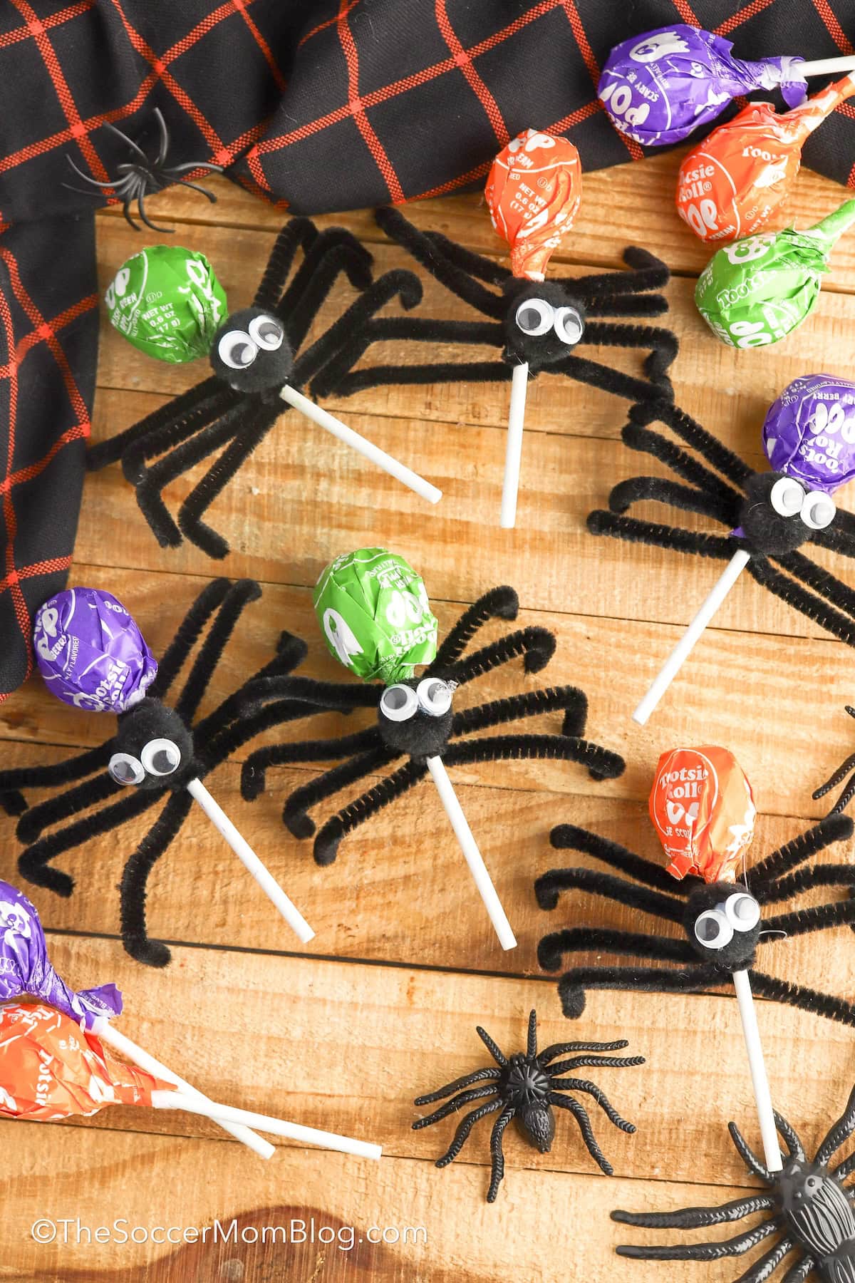 spider lollipops Halloween craft.